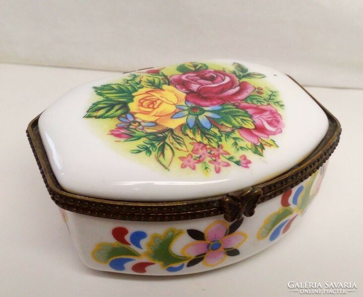 You can choose from several types of decorative porcelain bowls