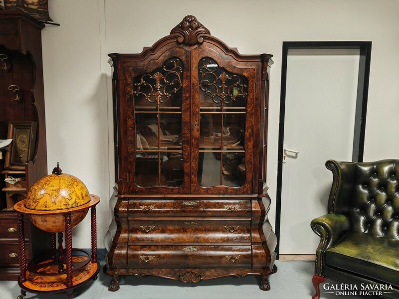 Neobarokk fiókos vitrines szekrény,kaliforniai diógyökér furnér vitrin ,tálaló csodaszép állapotban