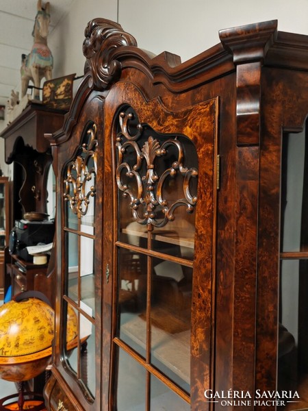 Neobarokk fiókos vitrines szekrény,kaliforniai diógyökér furnér vitrin ,tálaló csodaszép állapotban