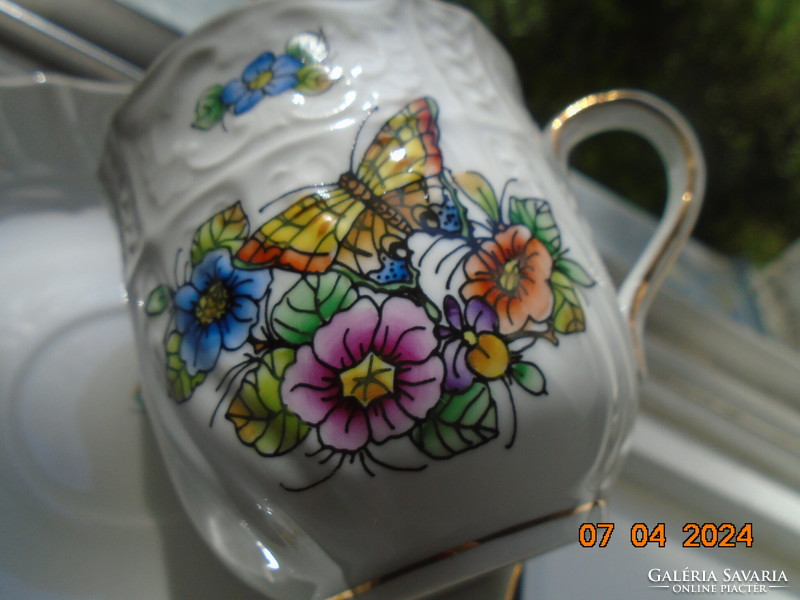 Egyedi Kézzel festett virág és pillangó mintával,dombormintás csésze alátéttel,kortárs magyar stúdió