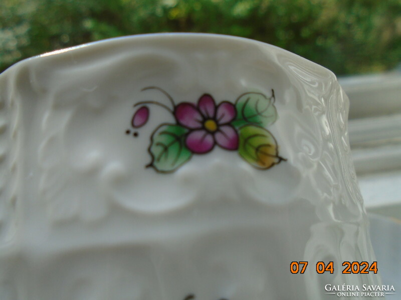 Egyedi Kézzel festett virág és pillangó mintával,dombormintás csésze alátéttel,kortárs magyar stúdió