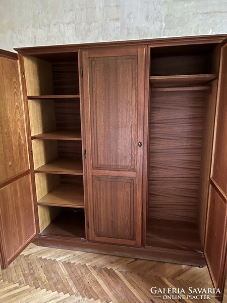 Wooden antique wardrobe / wardrobe in good condition