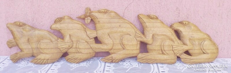 Frog team carving from Indonesia, unique handicraft work. 80Cm.