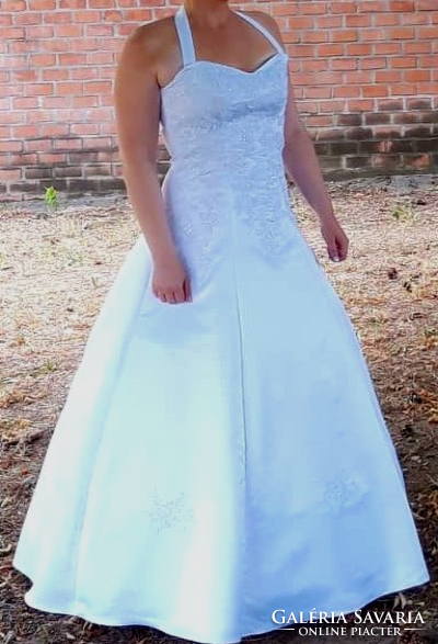 Wedding dress with hoop and long veil