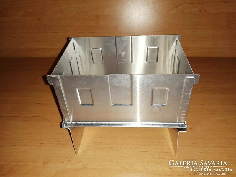 House-shaped baking tin with recipe (s)