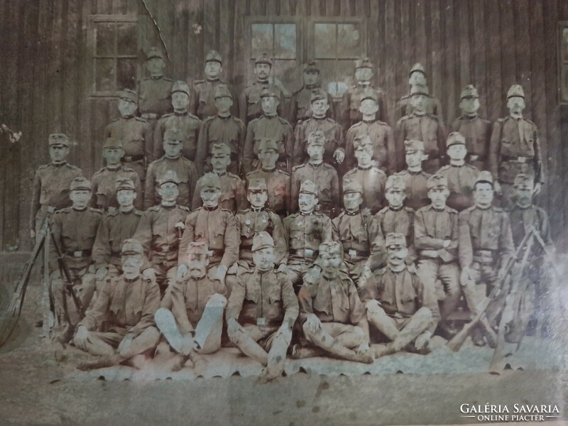 Első világháborús katonák nagyobb méretű fotója keretben