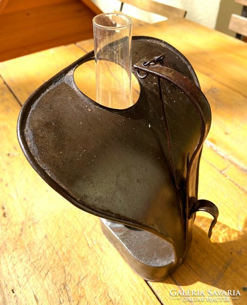 Régi petróleum lámpa - antik vas-rézüveg, különleges palásttal