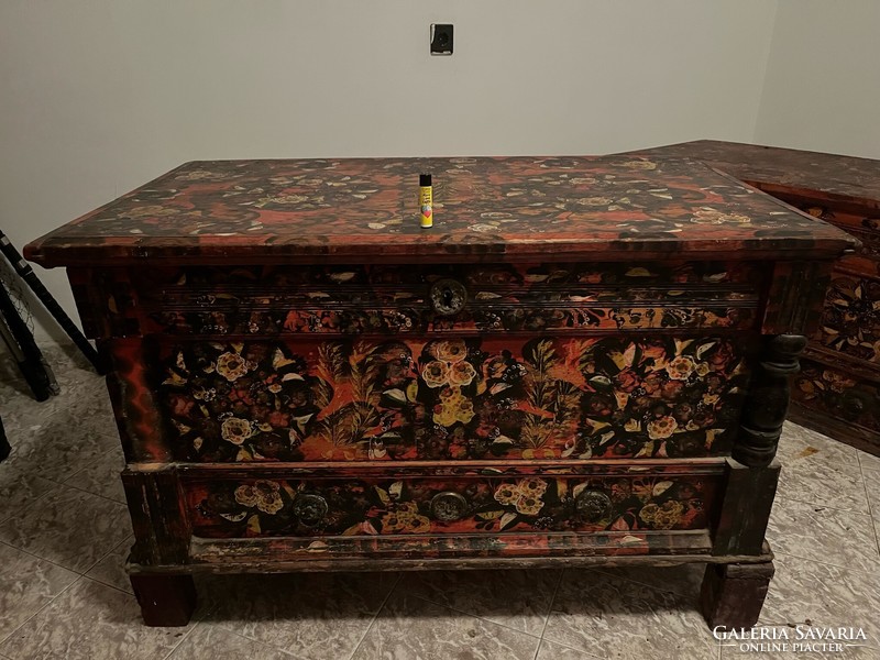 Antique hand-painted tulip chest