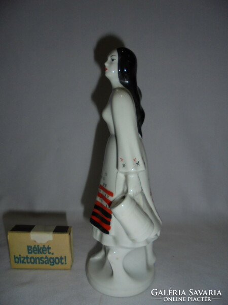 Lány korsóval - porcelán figura, nipp