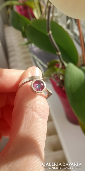 Ezüst gyűrű kék gyémánttal és rubin gömbbel