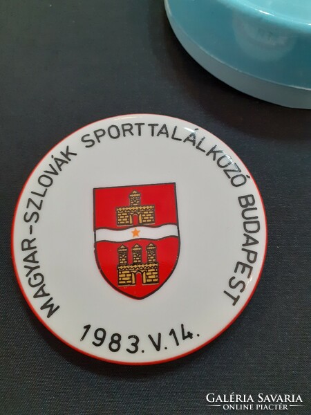 Magyar-szlovák baráti sporttalálkozó porcelán plakett és hamutartó 1981 és 1983