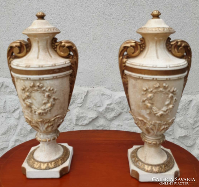Szignózott francia gipsz urnaváza páros