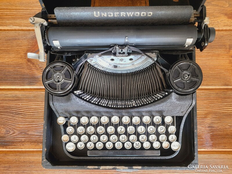 Old underwood desktop typewriter, works