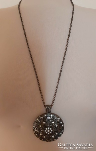 Showy, long necklace with a large round pendant