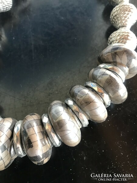 Dekoratív, nagy szemű bézs-ezüst színű elemekből álló nyaklánc, divatékszer (Süt)