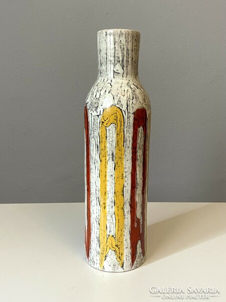 Illís retro ceramic vase on a white background with a red and yellow striped pattern