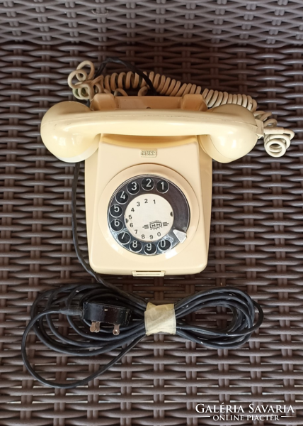 Krém színű asztali tárcsás telefon, hosszabbítóval