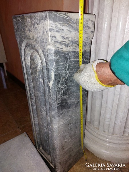 Approx. 50Kg solid marble pedestal