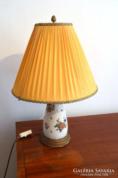 Porcelain table lamp with a floral pattern on a gilded wooden base, with a yellow shade, xx. First half of No