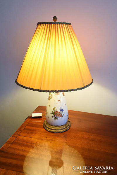 Porcelain table lamp with a floral pattern on a gilded wooden base, with a yellow shade, xx. First half of No