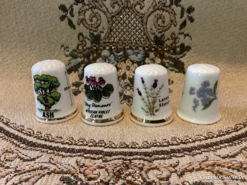 Angol jelzett botanikai témájú virágos porcelán gyűszűk
