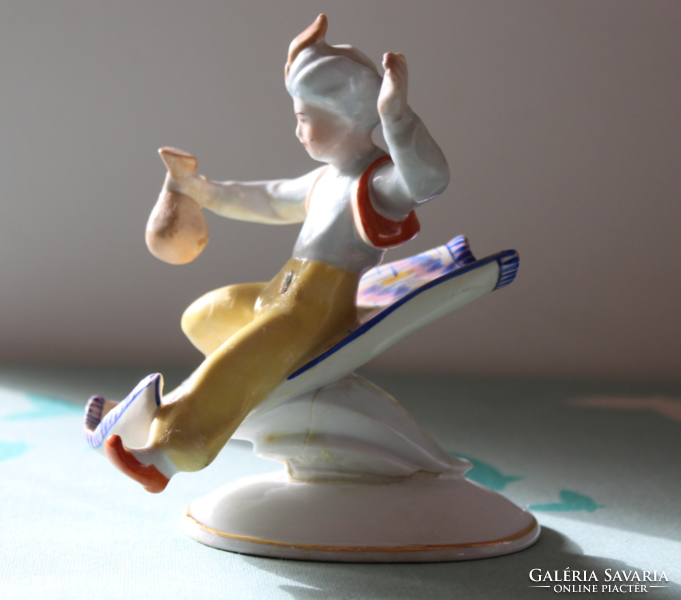 Hollóházi Aladdin varázsszőnyegen porcelán figura