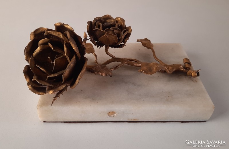 Antik levélnehezék, kovácsolt vas, patinírozott rózsa, márvány talpon, szobor