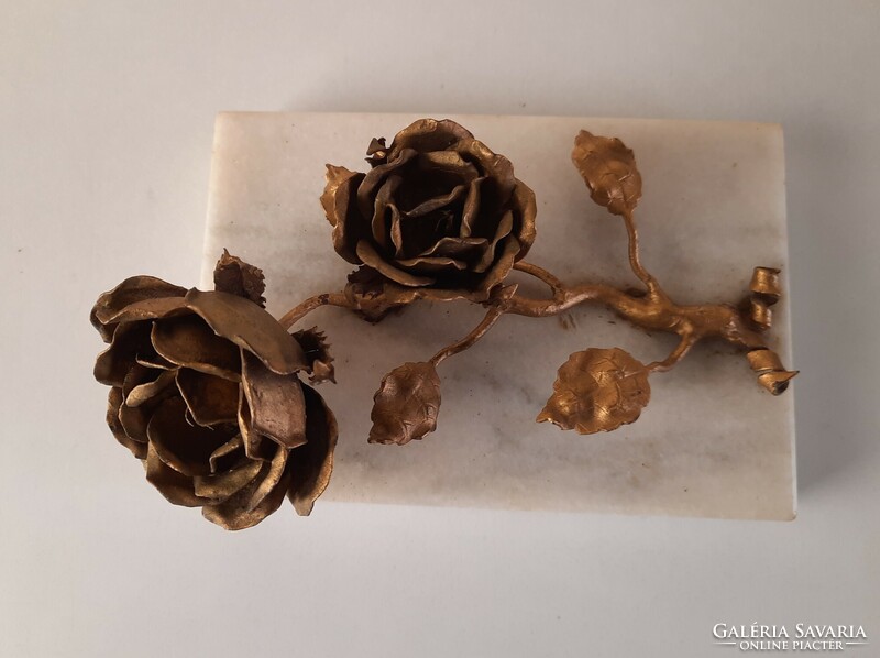 Antik levélnehezék, kovácsolt vas, patinírozott rózsa, márvány talpon, szobor