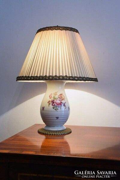 Table lamp with Viennese rose porcelain base, mounted in brass, with white shade, xx. First half of No