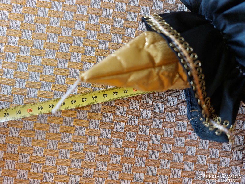 Velencei baba karneváli dísz porcelán fejű arany fekete fodros ruhás bohóc 45 cm