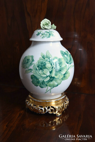 Fedeles zöld rózsa mintás Herendi váza, külön aranyozott talppal, XX.sz. eleje