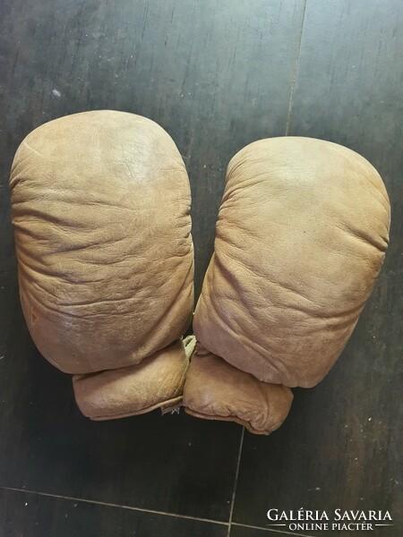 2 Pairs of antique boxing gloves