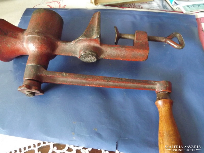 Poppy grinder in excellent working old cast iron