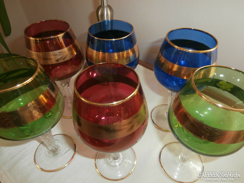 Muránói jellegű dekoratív színes boros poharak
