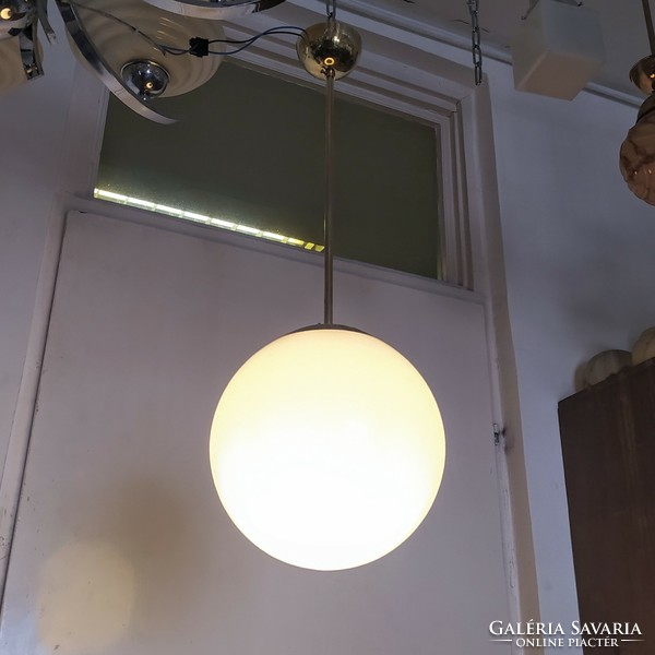 Bauhaus - Art deco réz mennyezeti lámpa felújítva - tejüveg gömb búra