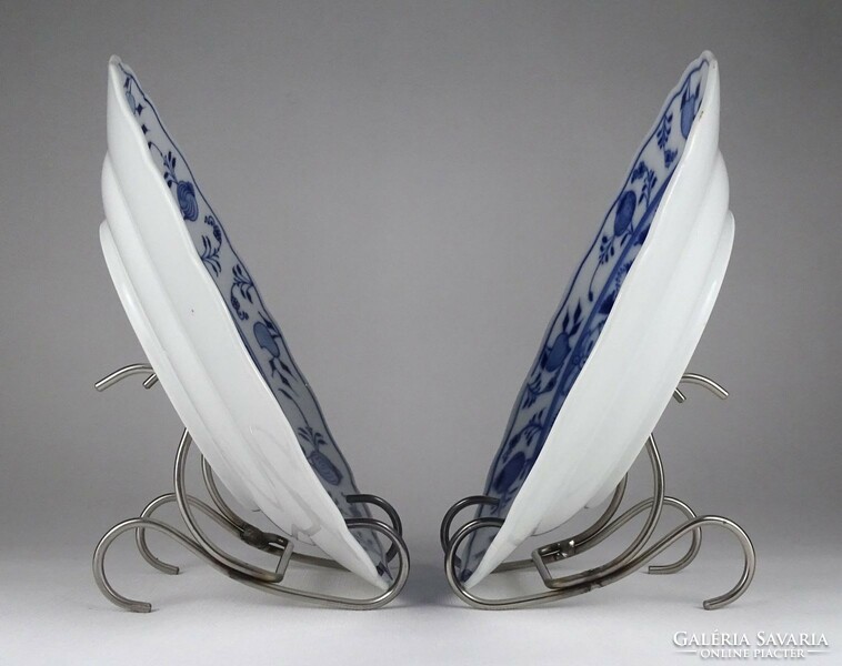 1Q958 pair of antique blue and white porcelain plates with Meissen onion pattern 25 cm