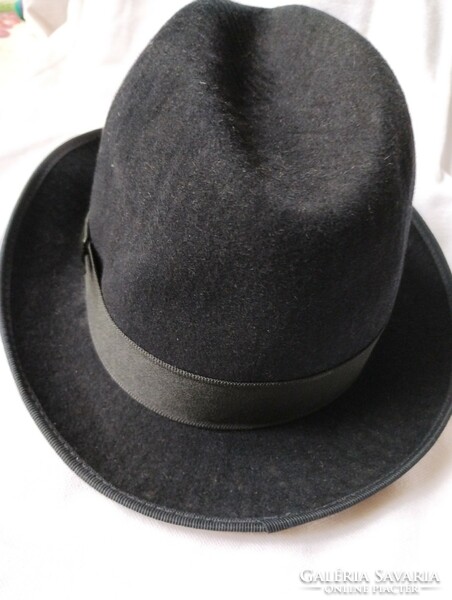Men's hat with hard hat-like brim (jaszfénysaru béke mgtsz internal marking)
