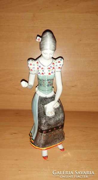 Hölóháza porcelain embroidering woman figurine (po-3)