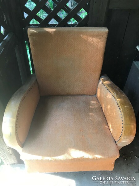 Hajlított karfás fotel. 1900-as évek közepe körül.Nagyon masszív, jó állapotban,a kárpit cserélendő.
