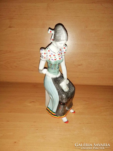 Hollóházi porcelán hímző nő figura (po-3)