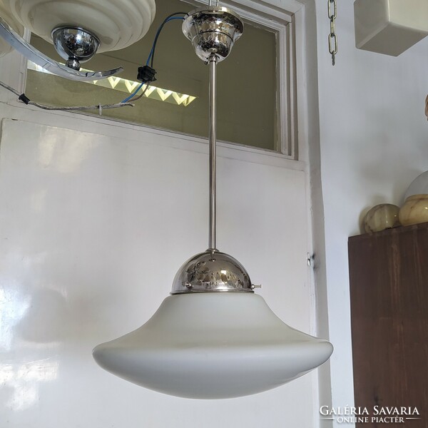 Art deco nikkelezett mennyezeti lámpa felújítva - különleges formájú matt tejüvegüveg búra