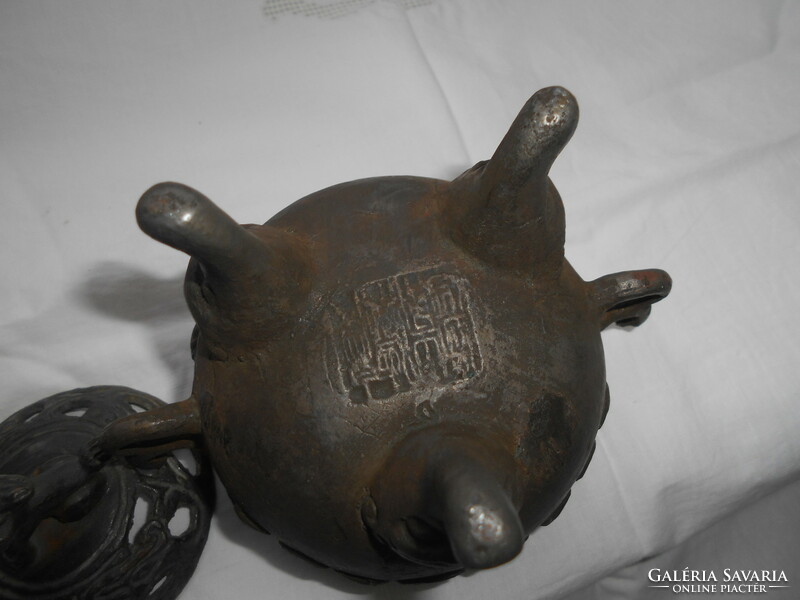 Jelzett kínai  fém doboz-tetején kutya figura- valószínűleg füstölő
