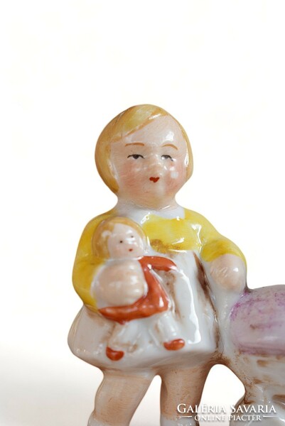 Antik bájos porcelán babakocsis kislány figura