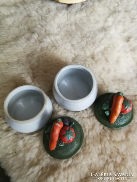 2 ceramic spice holders with a diameter of 9 cm for sale together