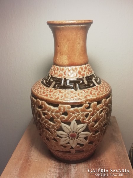 Openwork flower pattern ceramic vase, table lamp