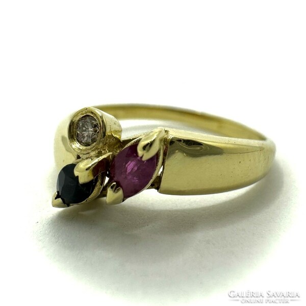 Sárga arany gyűrű gyémánttal, rubinnal és kék zafírral