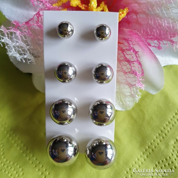 Ears18 - 4 pairs of pierced silver pearl earrings