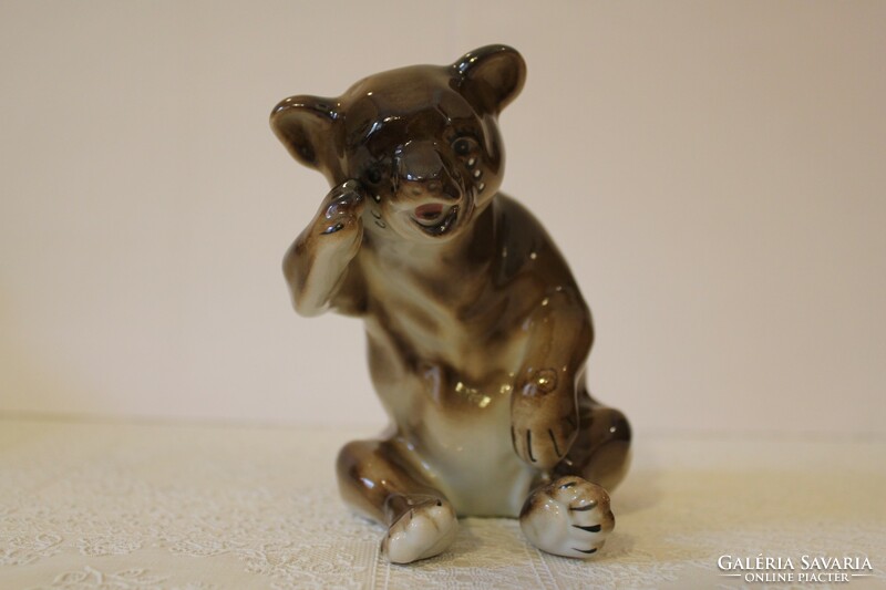 Crying porcelain bear figure / nipp