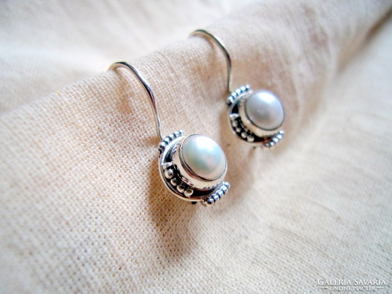 Silver earrings with freshwater pearl decoration