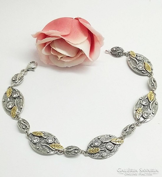 Silver bracelet with zirconia stone and gold-plated decoration.